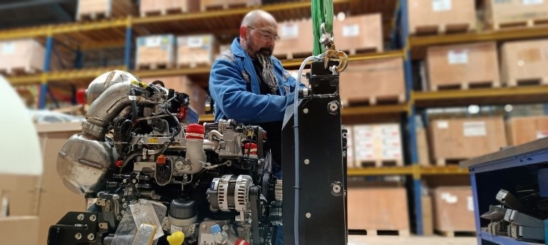 Moteur en cours de préparation avec montage du kit radiateur de refroidissement chez SECODI